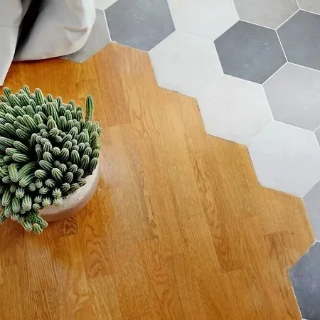 Julie's Renovated View Apartment *