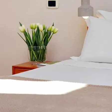 Julie's Renovated View Apartment *