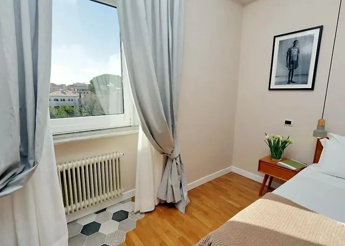 Julie's Renovated View Apartment *