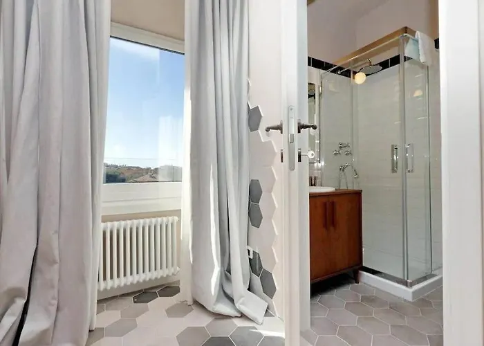 Julie's Renovated View Apartment