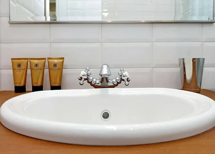 Apartment Julie's Renovated View Rom