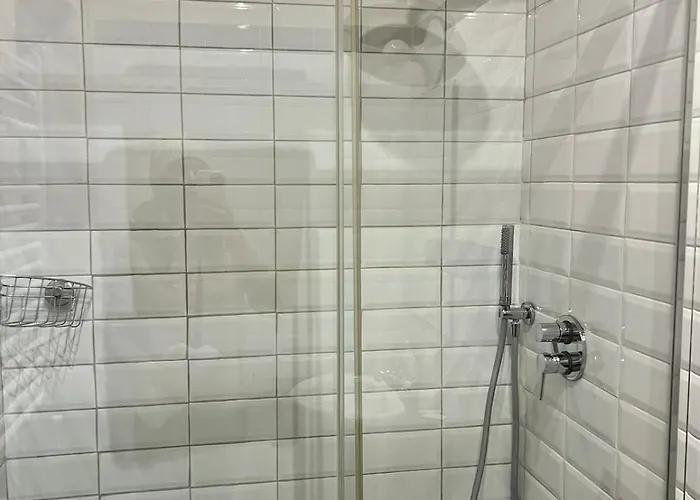 Apartment Julie's Renovated View Rom